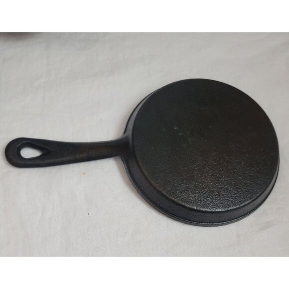 Vintage Cast Iron Small frying pan 5 1/8" seasoned Unmarked kitchenware EUC - Picture 4 of 6